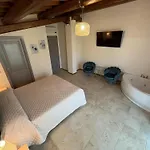 Апартаменты Inviting In With Patio